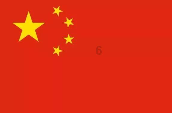 白色雪纺上衣搭配深蓝色牛仔短裤，优雅的装扮是你期待的吗？
